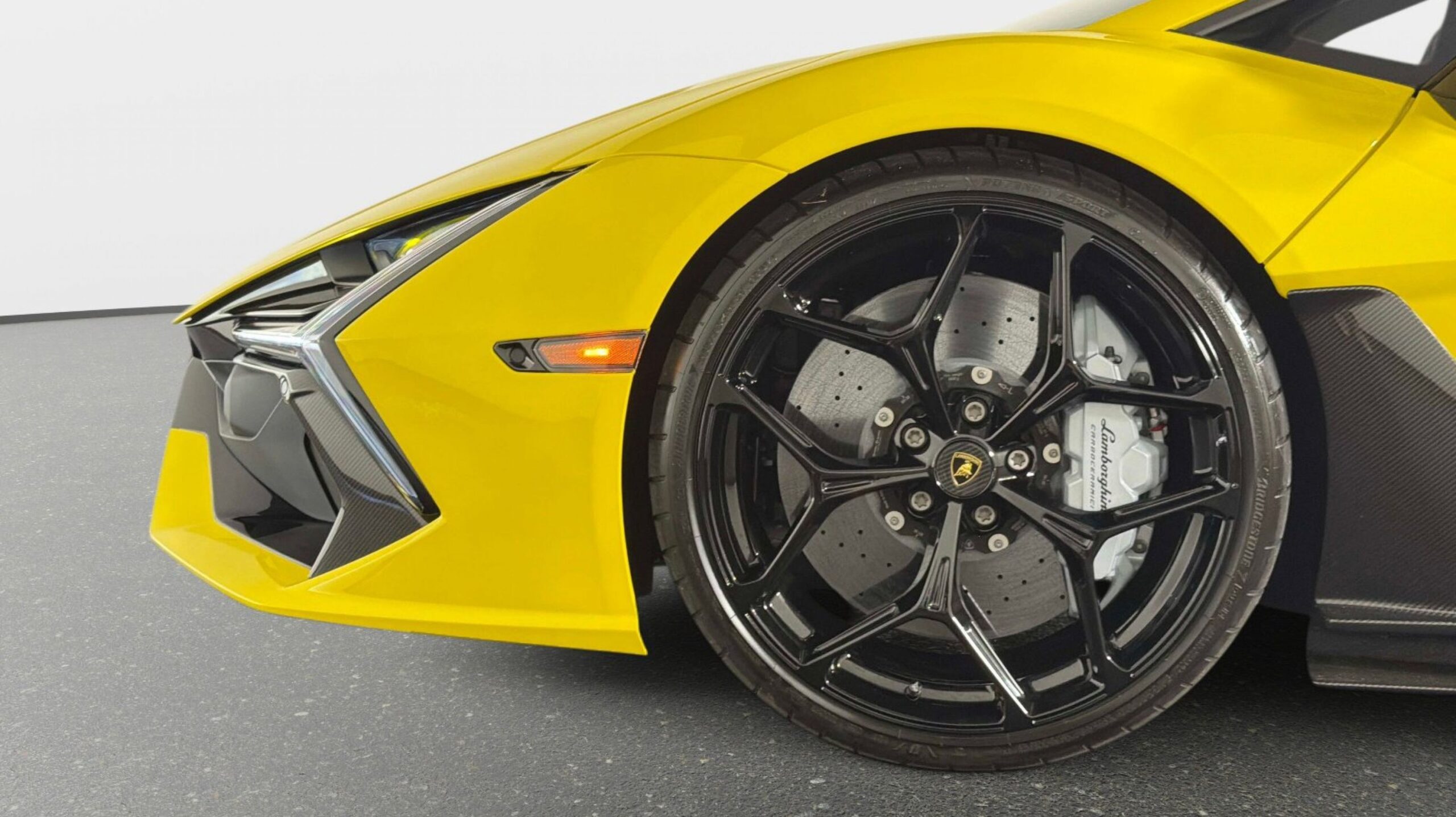 Lamborghini Revuelto BASE