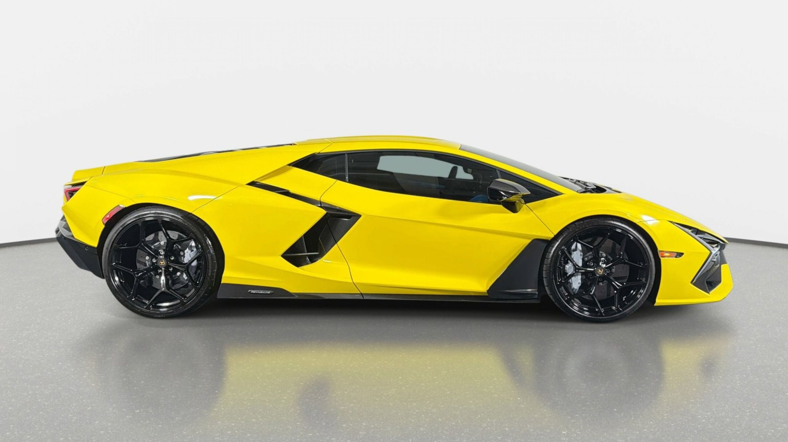 Lamborghini Revuelto BASE