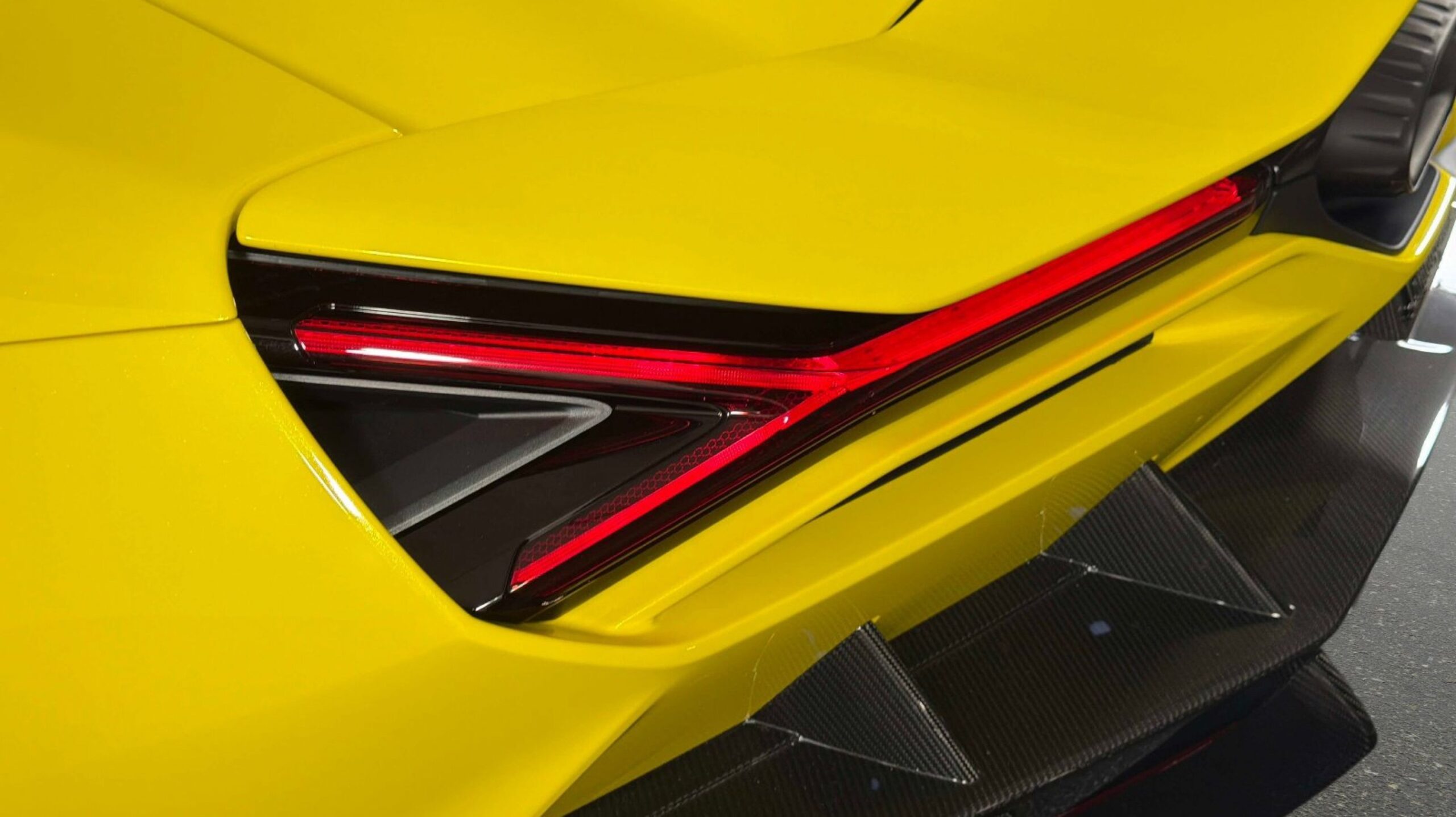 Lamborghini Revuelto BASE