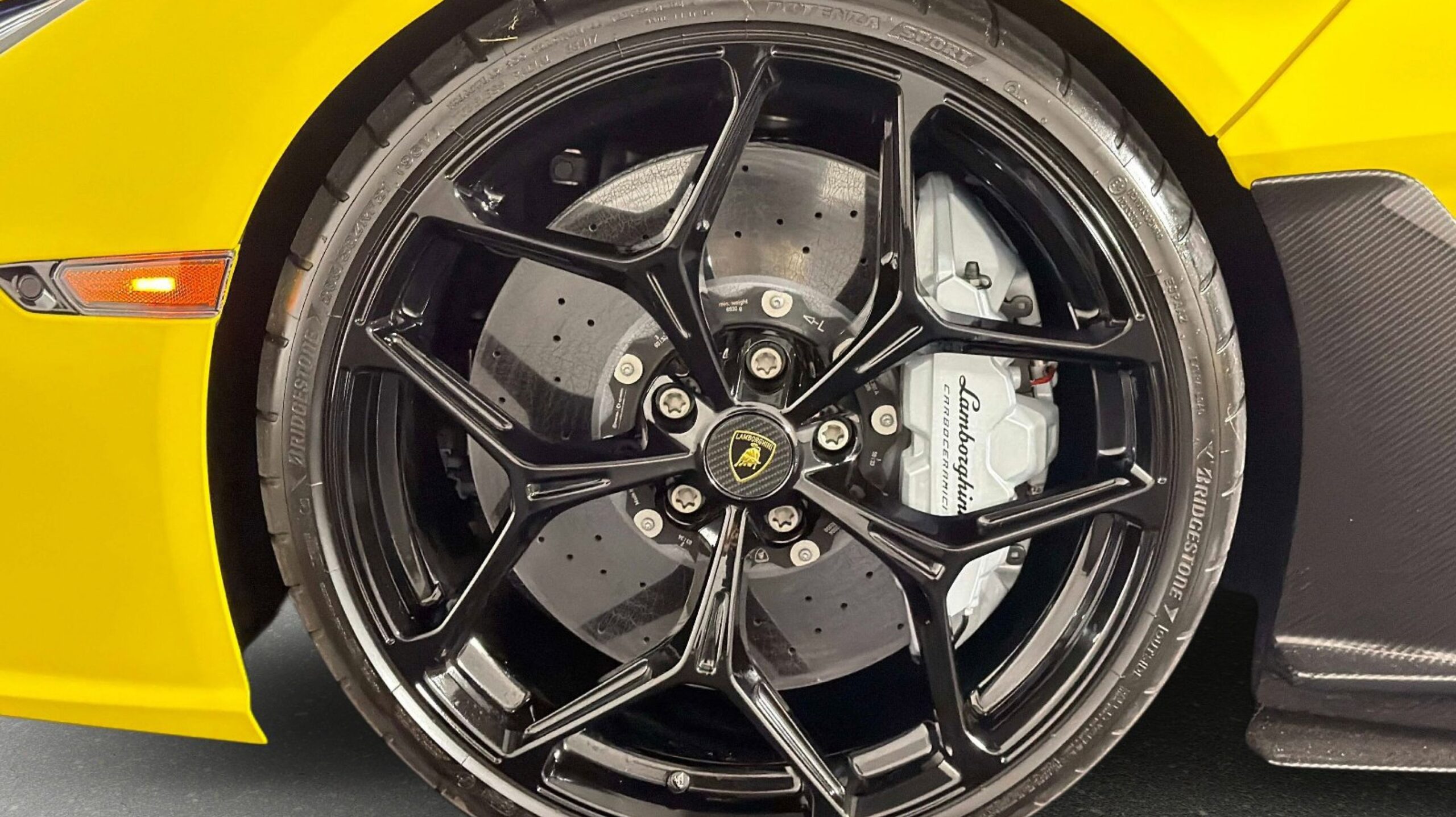 Lamborghini Revuelto BASE