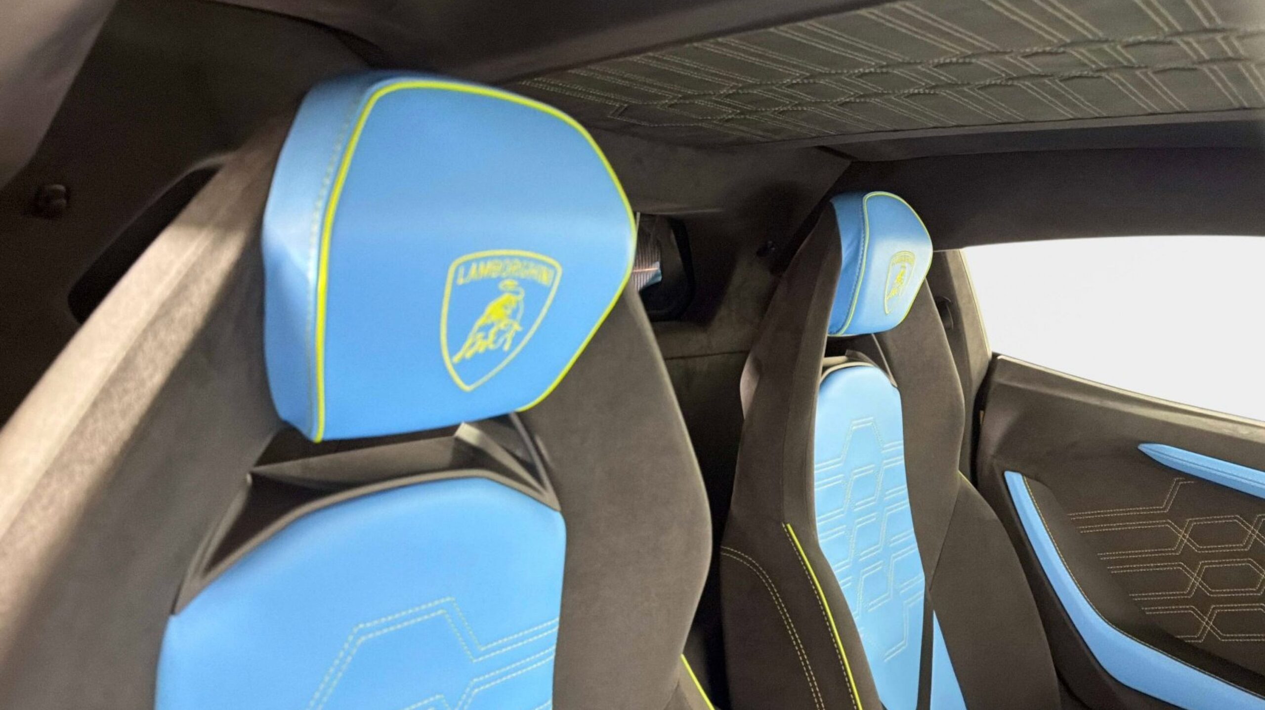 Lamborghini Revuelto BASE